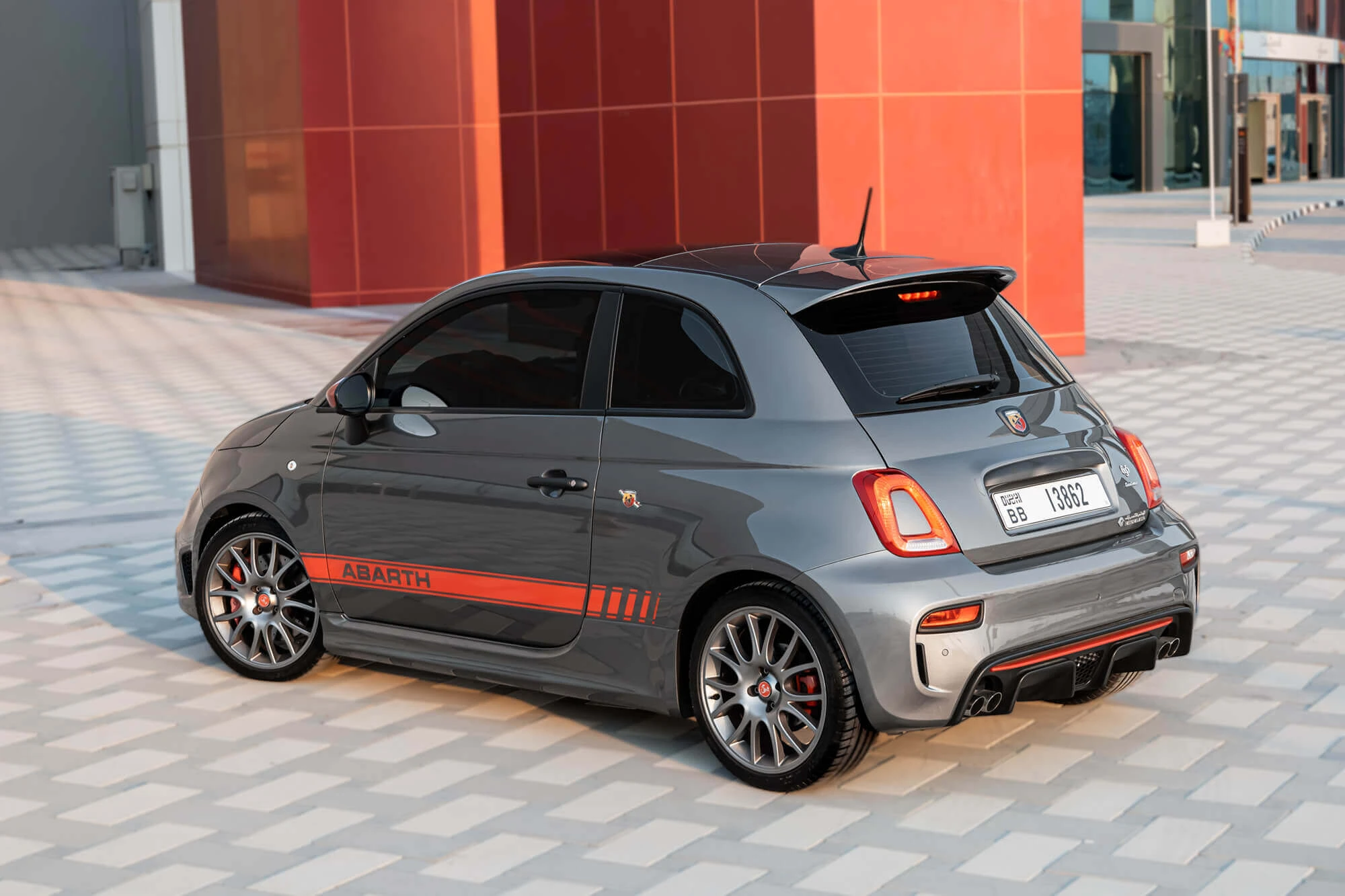 灰色菲亚特 Abarth 695 Turismo