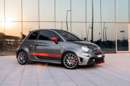 灰色菲亚特 Abarth 695 Turismo