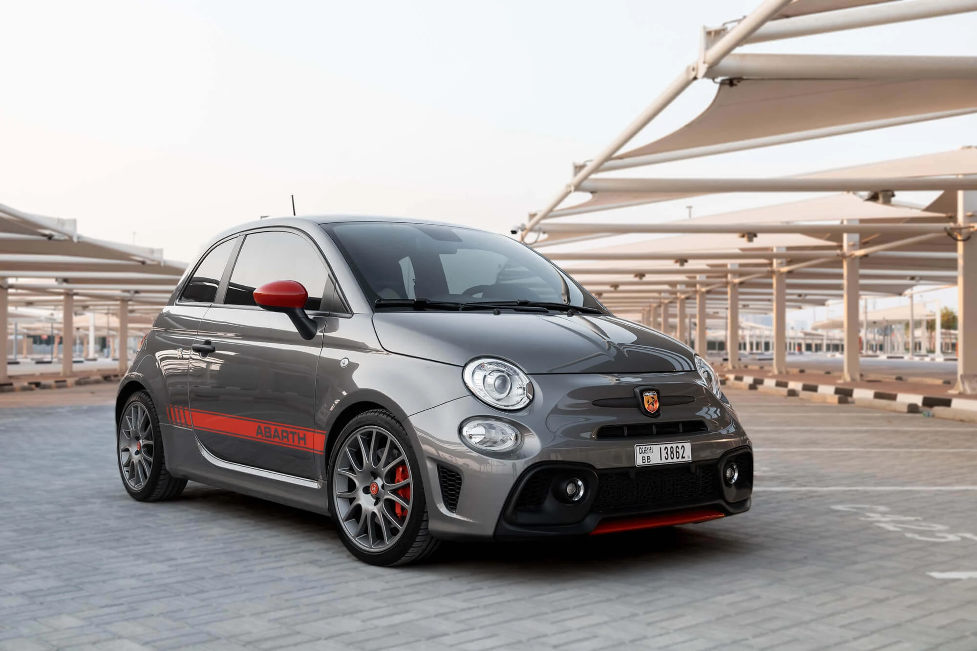 灰色菲亚特 Abarth 695 Turismo