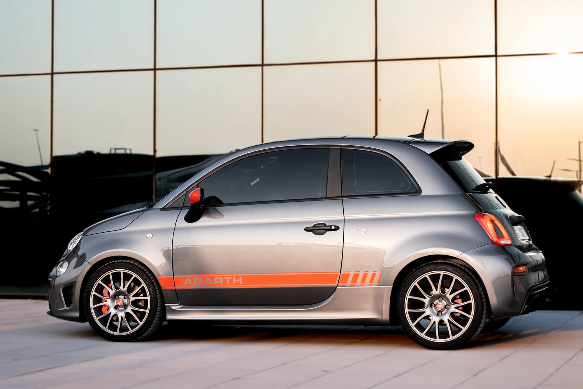 灰色 Abarth 695 Turismo