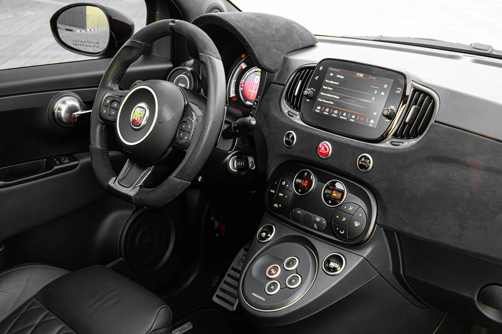 灰色菲亚特 Abarth 695 Turismo