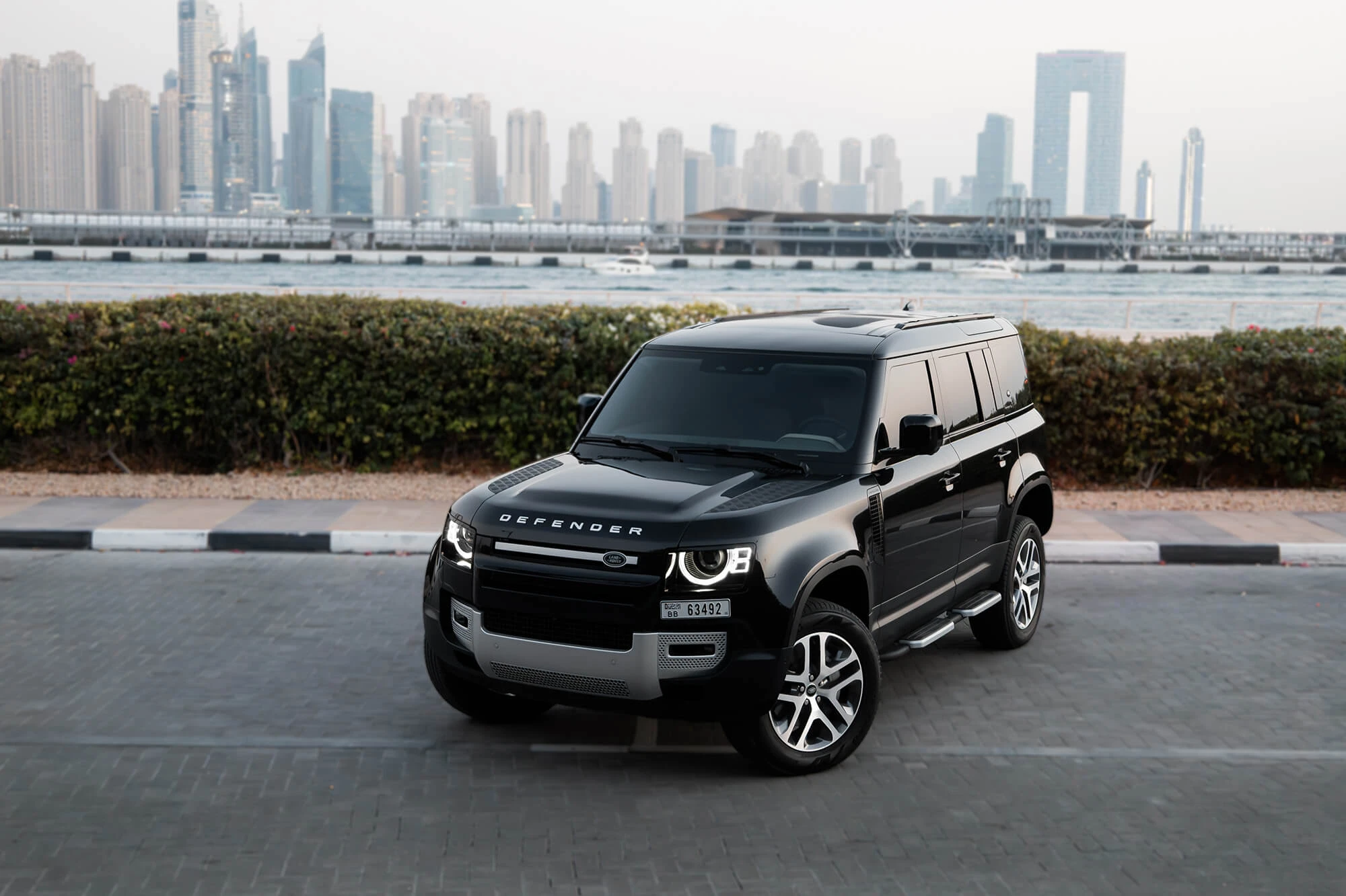 Land Rover Defender Schwarz