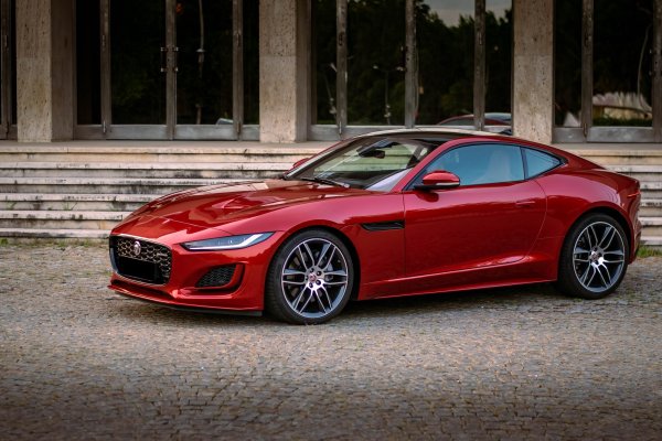 Jaguar קופה F-Type אדום