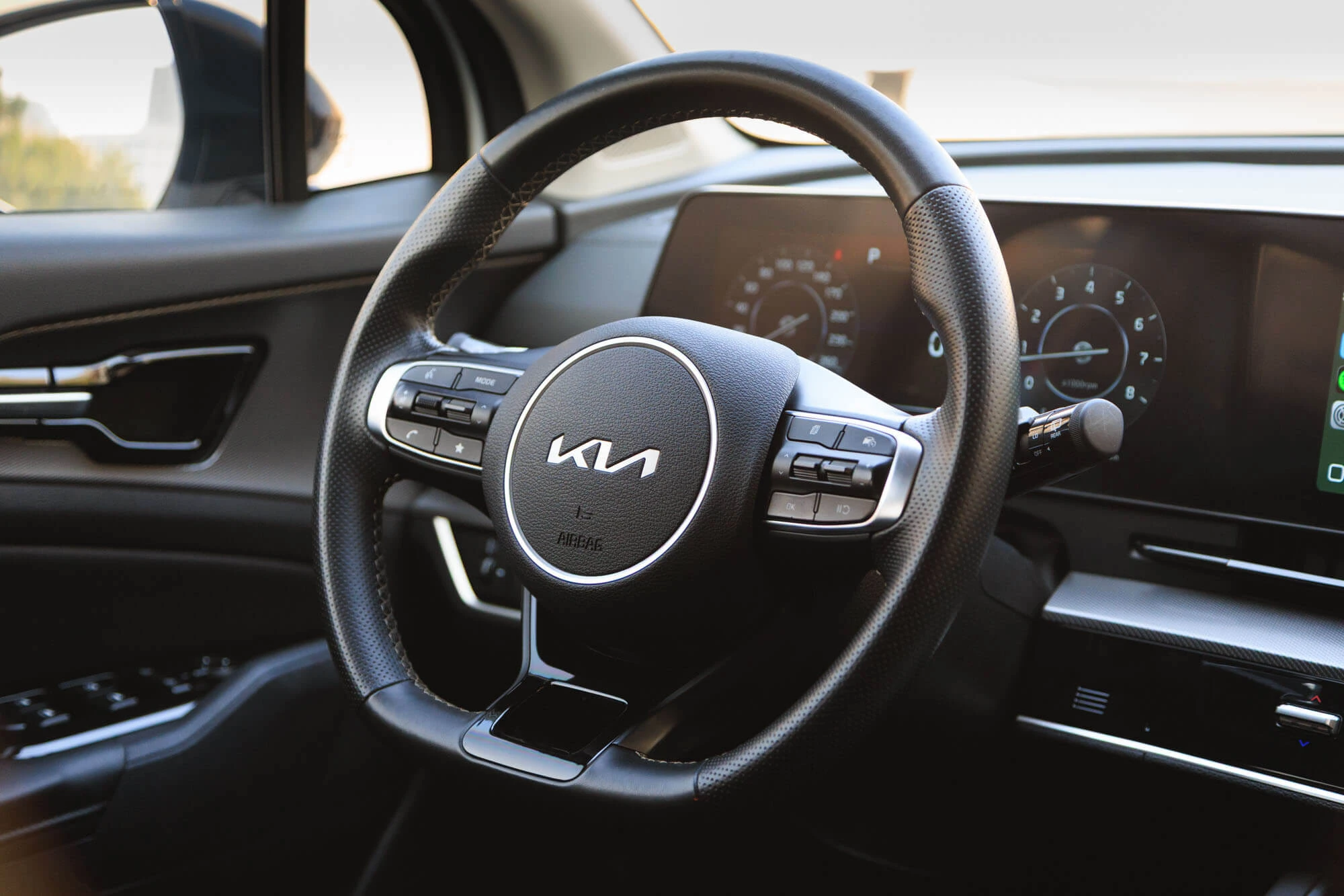 Kia Sportage New Gen белый и черный