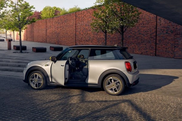 Dubai'de Mini Cooper E Gray Kiralama - Octane.Rent