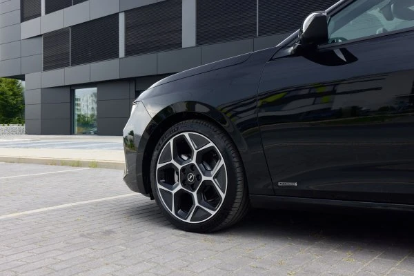 Dubai'de Opel Astra Black Kiralama - Octane.Rent