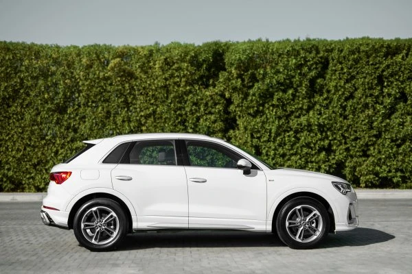 Dubai'de Audi Q3 Yeni Nesil Beyaz Kiralama - Octane.Rent