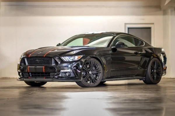 Ford Mustang nera