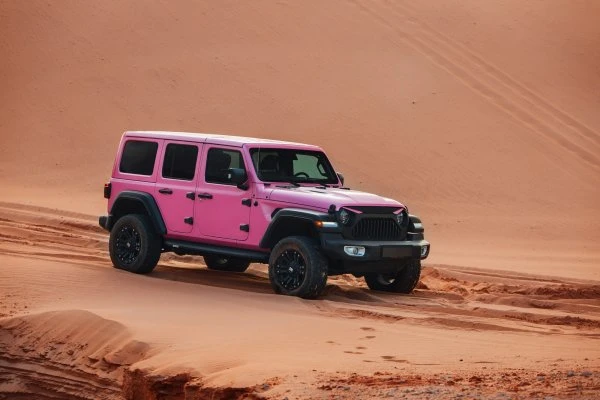 Jeep Wrangler cor-de-rosa