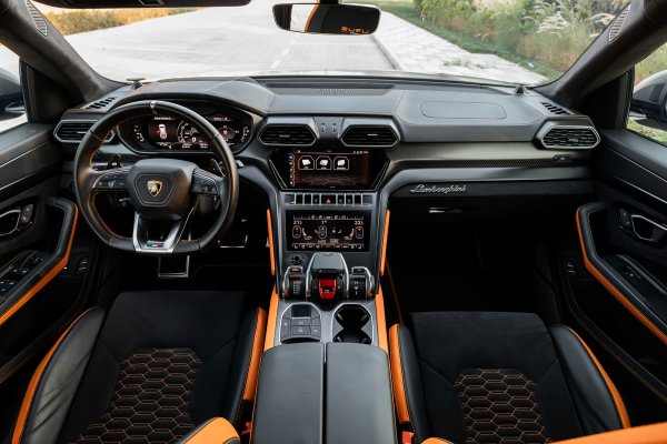 Dubai'de Lamborghini Urus Gri Mat Kiralama - Octane.Rent