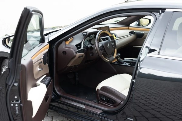Dubai'de Lexus ES 300H Black Kiralama - Octane.Rent