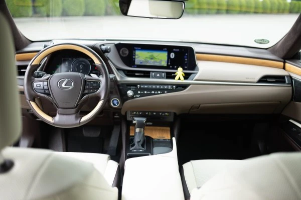 Dubai'de Lexus ES 300H Black Kiralama - Octane.Rent