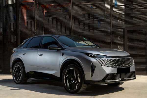 Dubai'de Peugeot E-3008 Gri Kiralama - Octane.Rent
