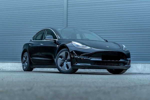 Tesla Model 3 a lunga autonomia con doppio motore nero