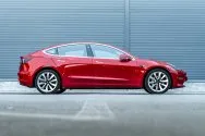 Tesla Model 3 Long Range a doppio motore rosso