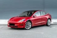 Tesla Model 3 Long Range a doppio motore rosso