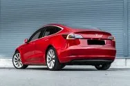 Tesla Model 3 Long Range a doppio motore rosso