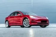 Tesla Model 3 Long Range a doppio motore rosso