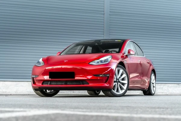 Tesla Model 3 Long Range a doppio motore rosso