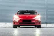 Tesla Model 3 Long Range a doppio motore rosso