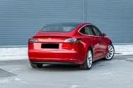 Tesla Model 3 Long Range a doppio motore rosso