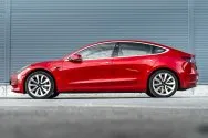 Tesla Model 3 Long Range a doppio motore rosso