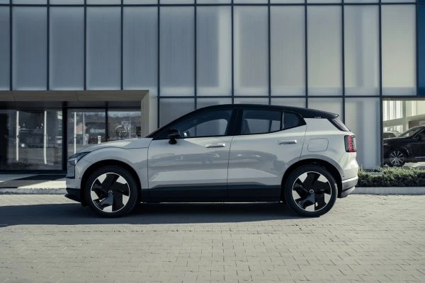 しろ　EV-30 Dubai'de Volvo EX30 White Kiralama - Octane Car Rental Dubai