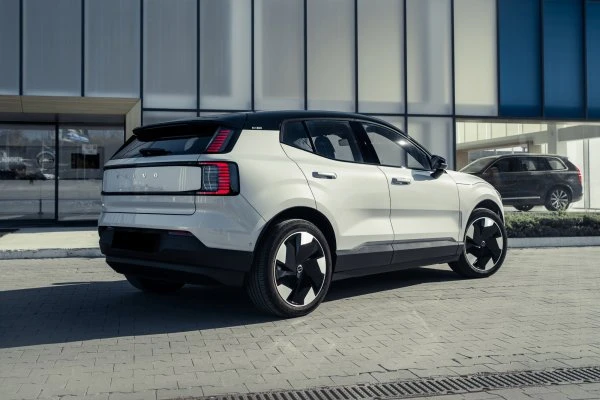Dubai'de Volvo EX30 White Kiralama - Octane Car Rental Dubai