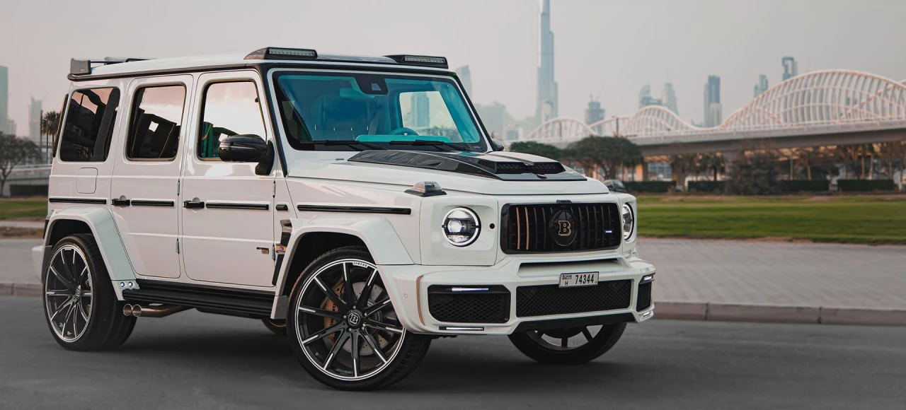 طقم الكربون G-Class Brabus G800 من مرسيدس G-800 أبيض وأسود
