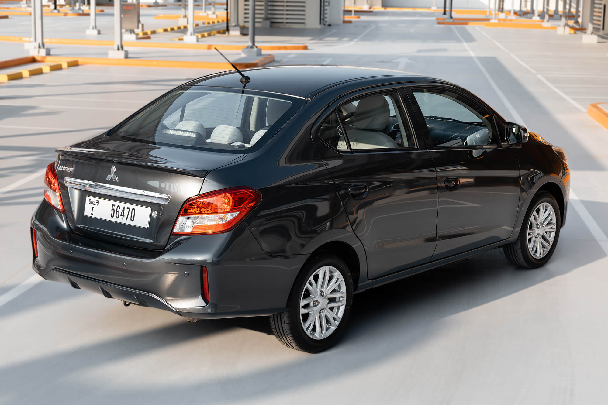 Mitsubishi Attrage grå