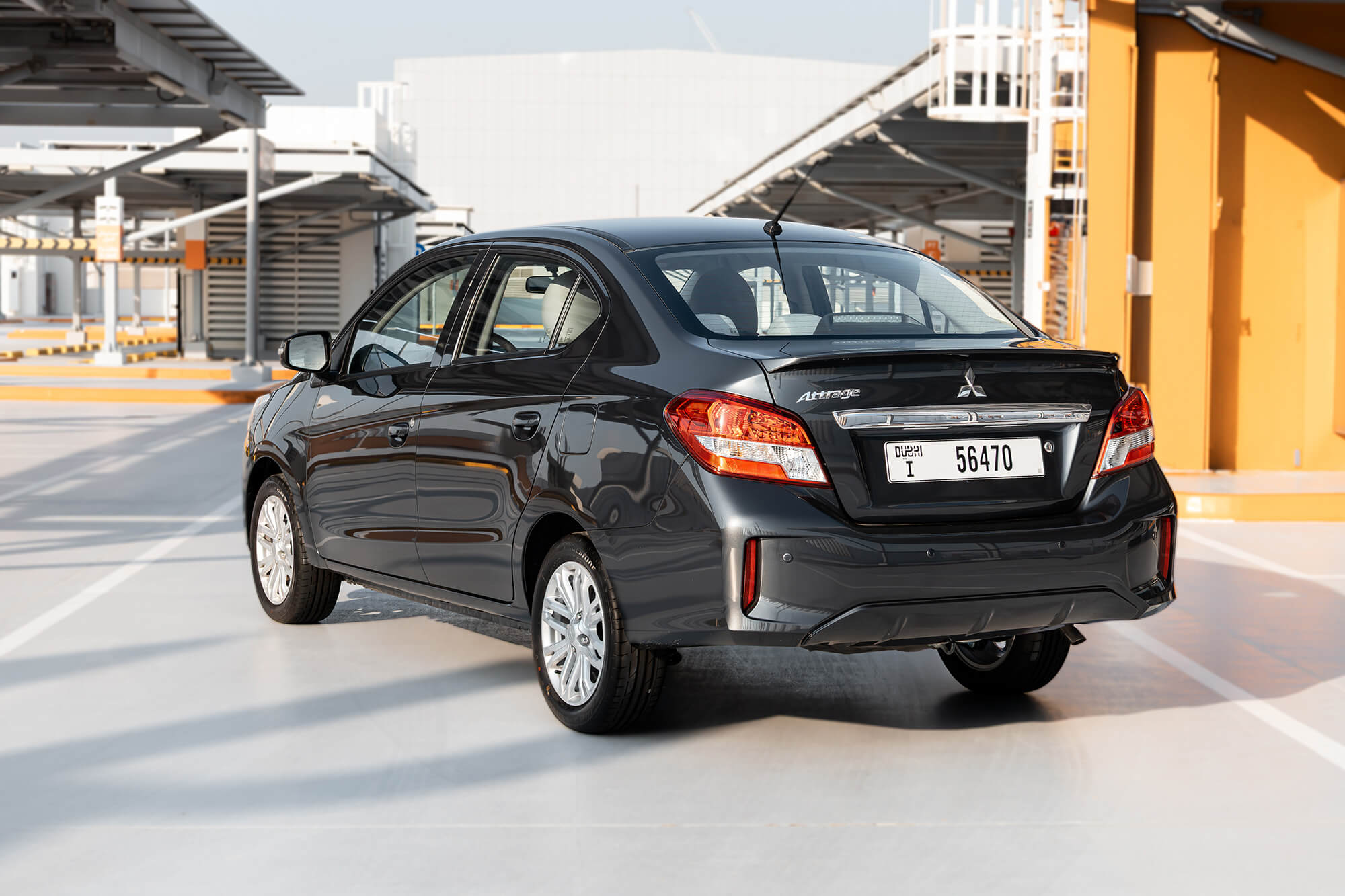 Mitsubishi Attrage grå