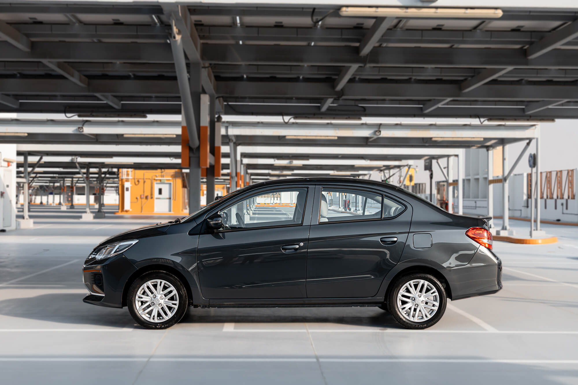 Mitsubishi Attrage grå