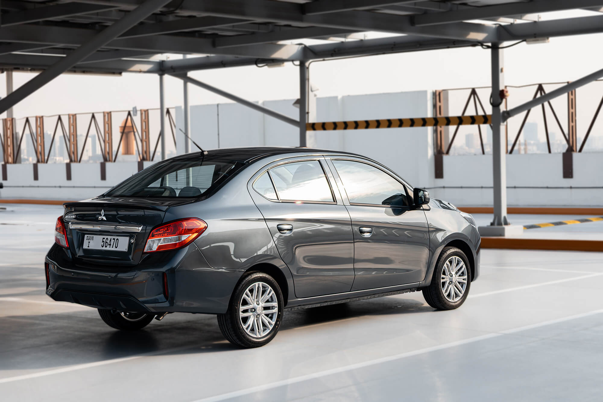 Mitsubishi Attrage grå