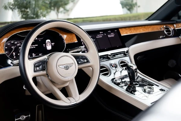 Abu Dabi'de Bentley Continental GT Speed Edition W12 Cabrio Mavi