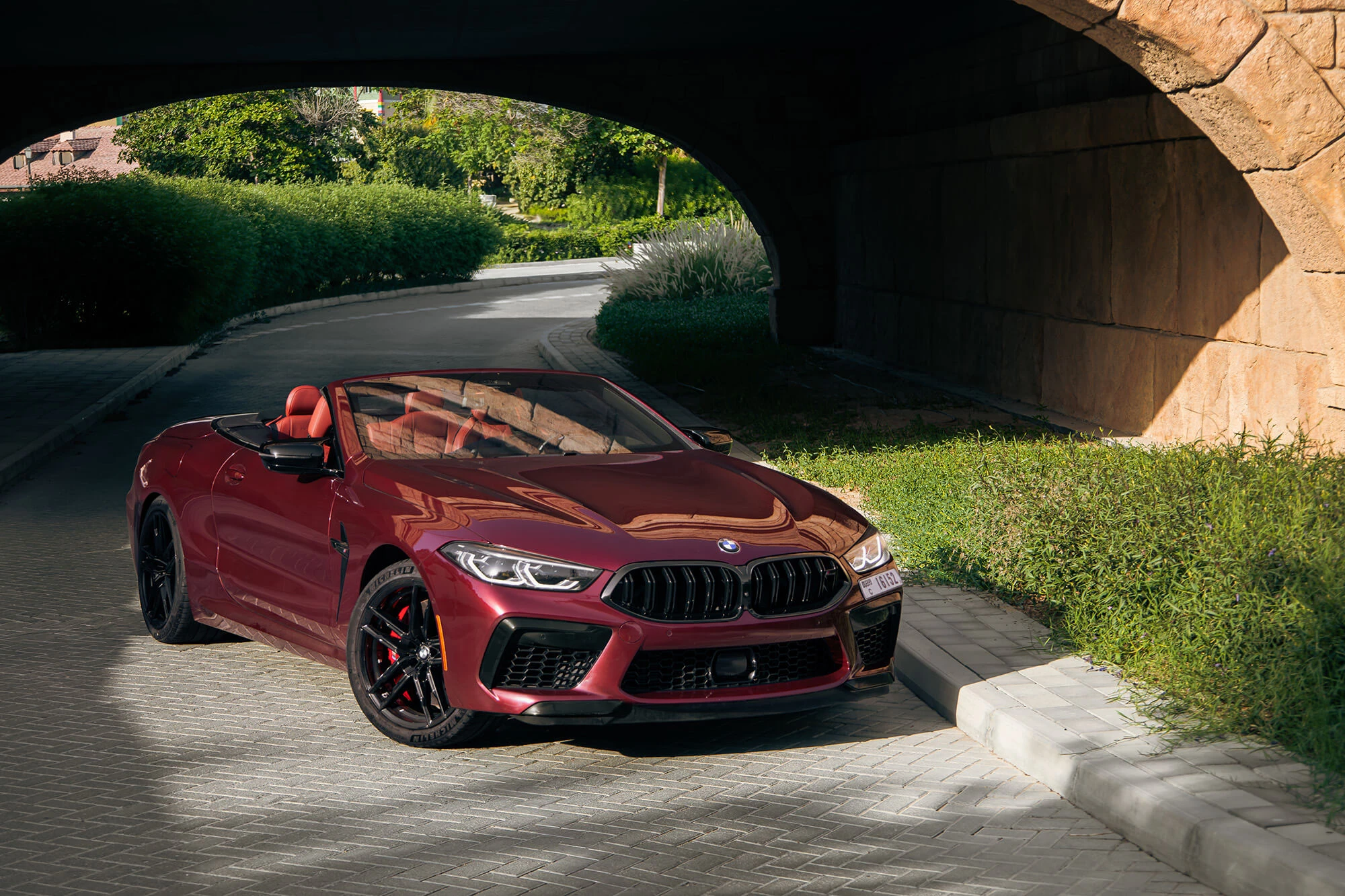 سيارة BMW M8 Competition المكشوفة باللون الأحمر