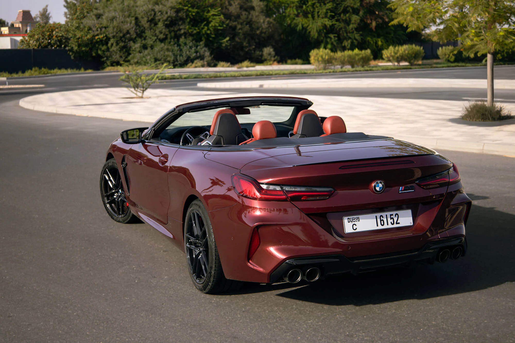 سيارة BMW M8 Competition المكشوفة باللون الأحمر