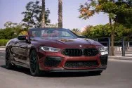 سيارة BMW M8 Competition المكشوفة باللون الأحمر