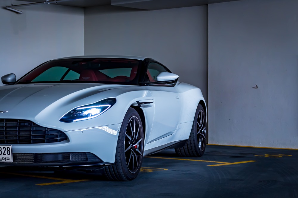 Posso alugar um automóvel para outra pessoa?