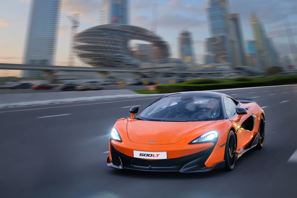 Preciso de um seguro para alugar um carro no Dubai?
