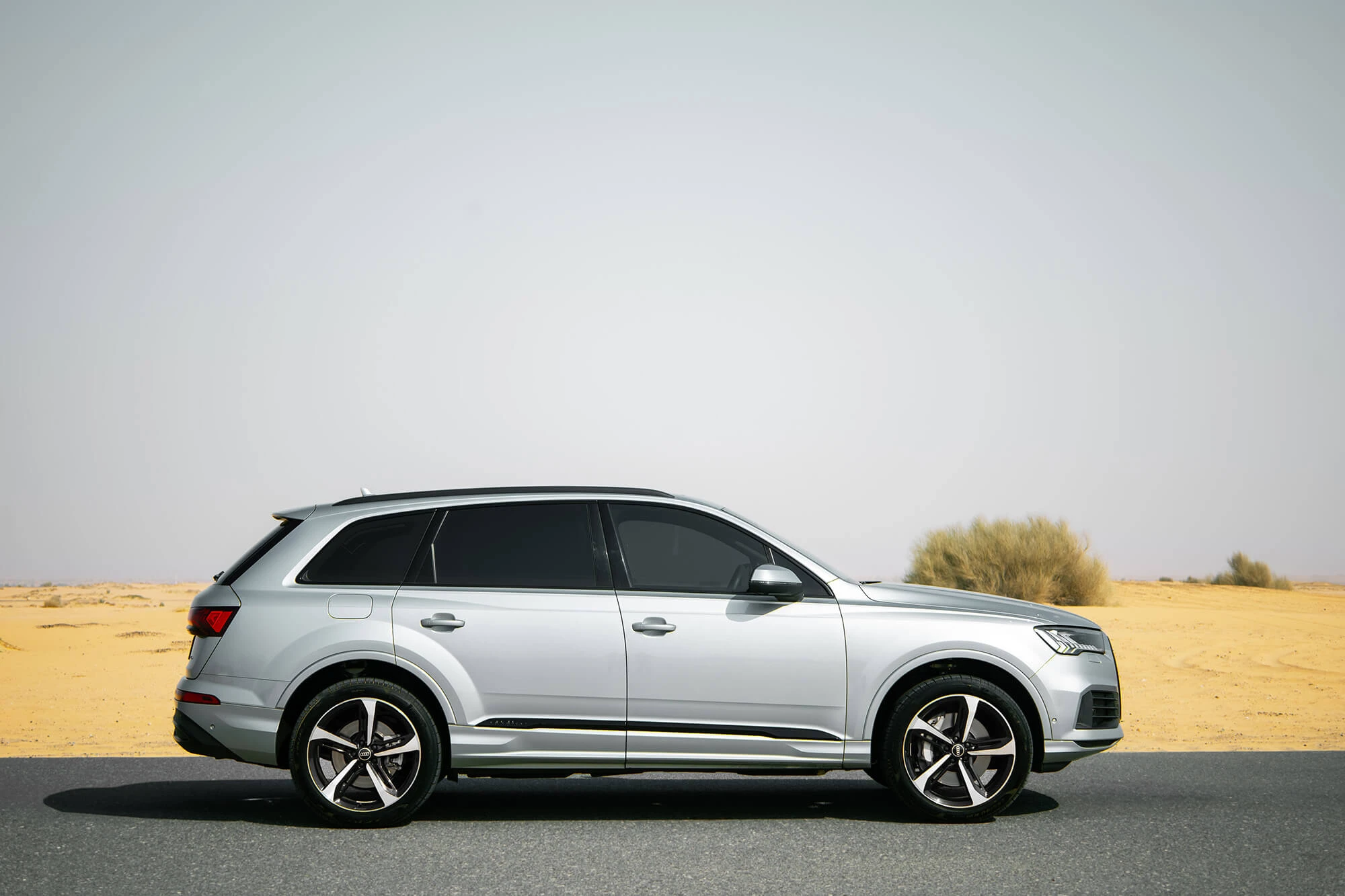 Audi Q7 серебристый