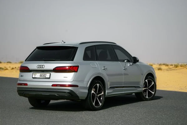 Dubai'de Audi Q7 Silver Kiralama - Octane.Rent