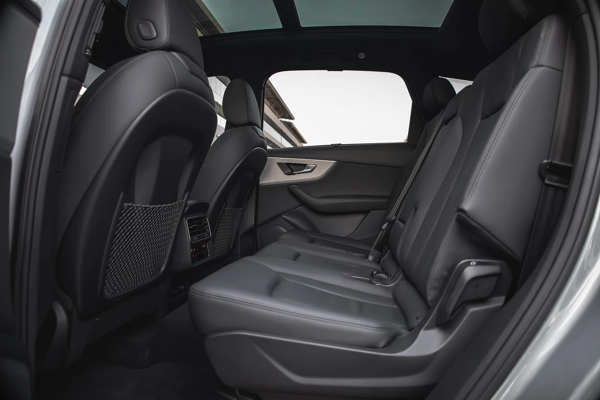 Audi Q7 серебристый