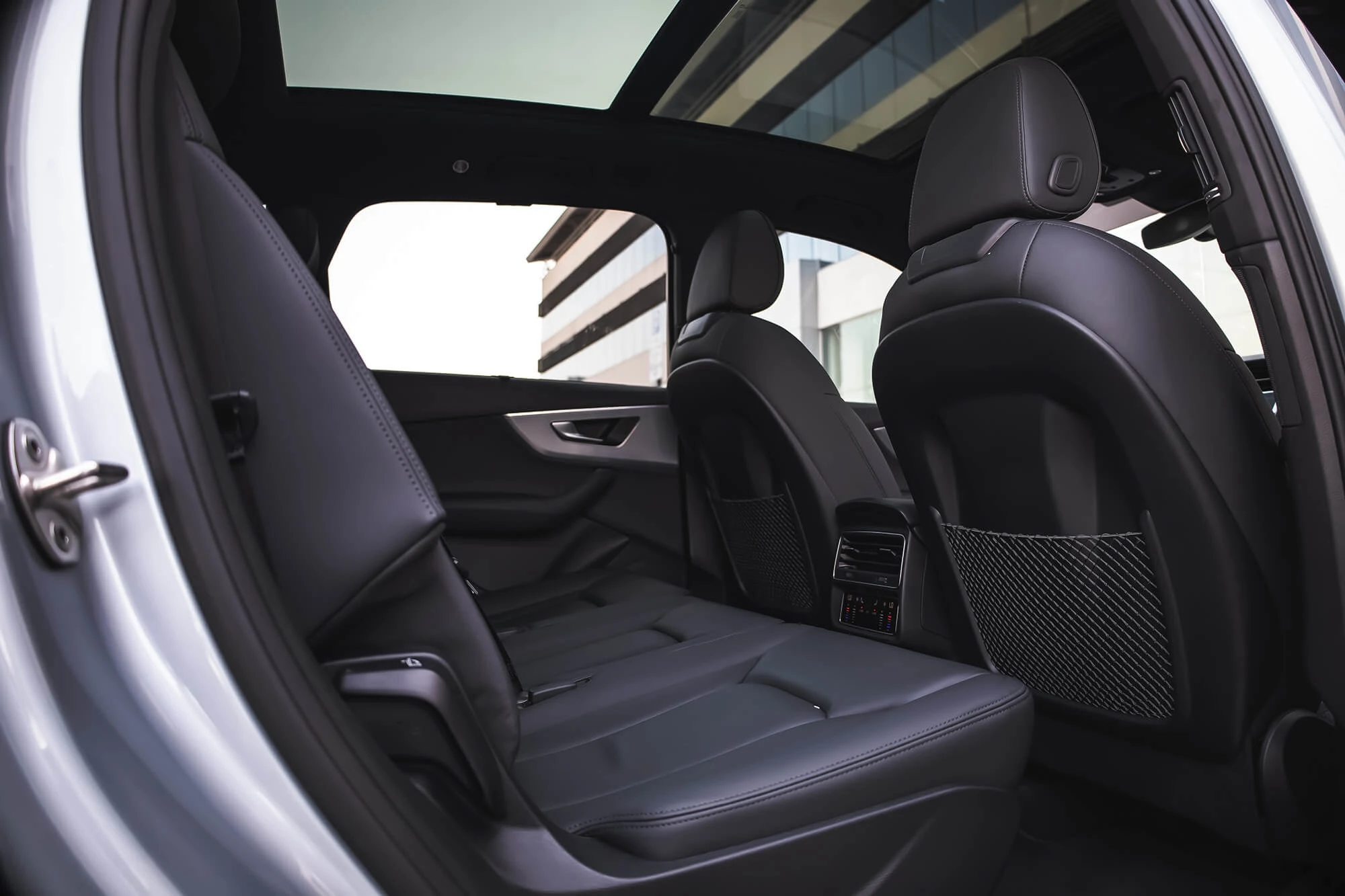 Audi Q7 серебристый