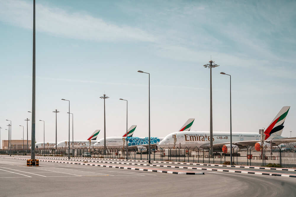 Posso alugar um carro diretamente no aeroporto do Dubai?