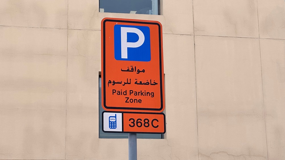 ¿Tengo que pagar el aparcamiento cuando alquilo un coche?