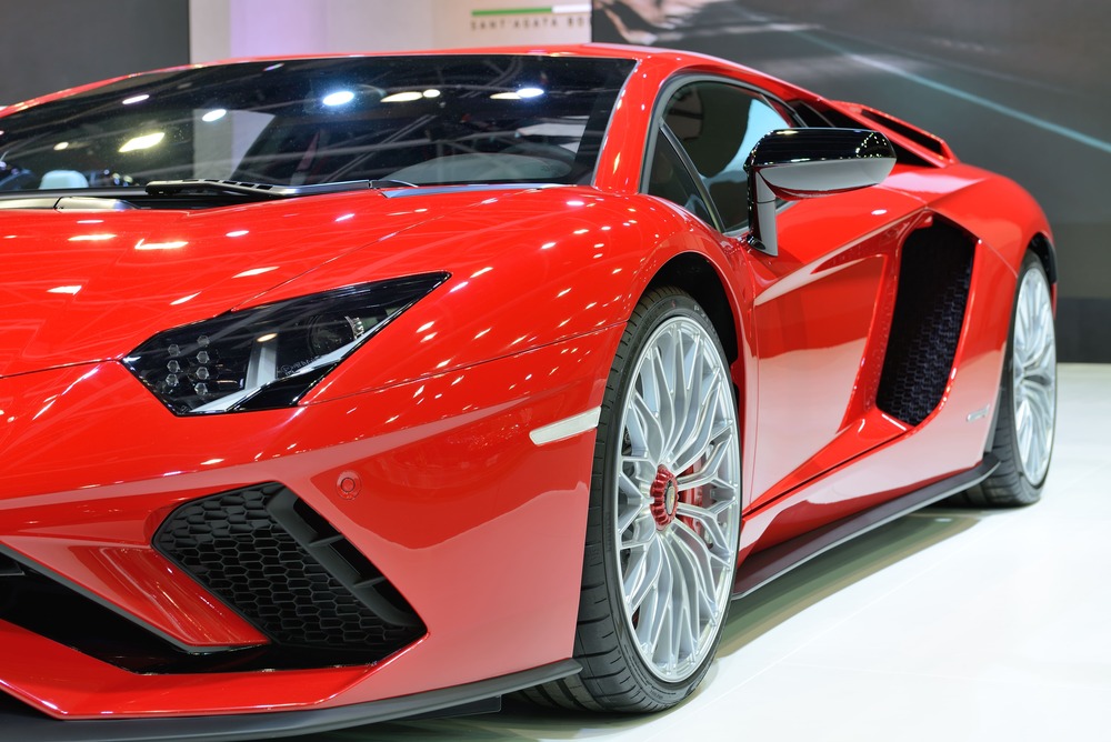 Como posso reservar um carro de aluguer online?