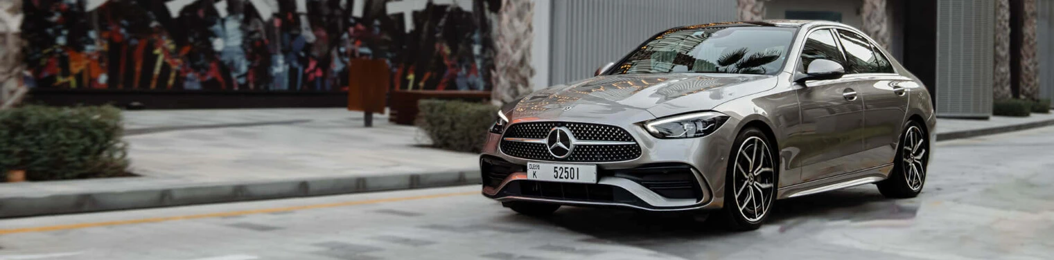 在阿联酋检查汽车事故历史时，为什么要进行底盘编号和 VIN 检查？