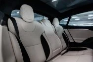 Tesla Model S משובץ שחור מט Tesla Model S משובץ שחור מט