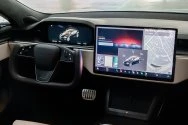 Tesla Model S משובץ שחור מט Tesla Model S משובץ שחור מט