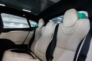 Tesla Model S משובץ שחור מט Tesla Model S משובץ שחור מט
